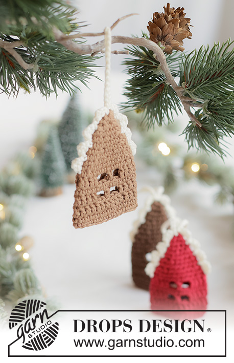 Gingerbread Lane / DROPS Extra 0-1664 - Crocheted gingerbread house / Christmas decoration in DROPS Safran. Piece is worked bottom up. Theme: Christmas.