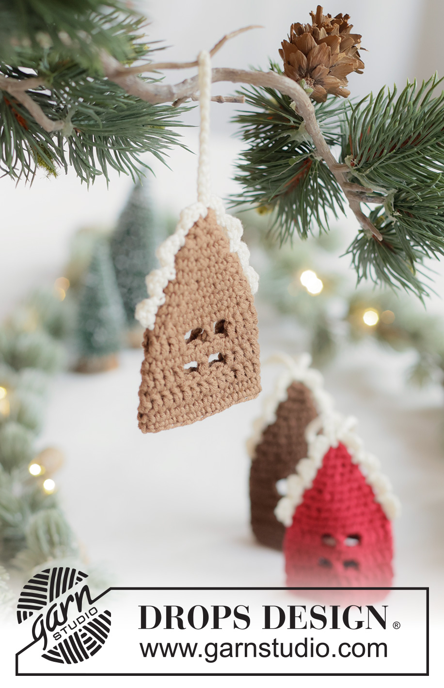 Gingerbread Lane / DROPS Extra 0-1664 - Crocheted gingerbread house / Christmas decoration in DROPS Safran. Piece is worked bottom up. Theme: Christmas.