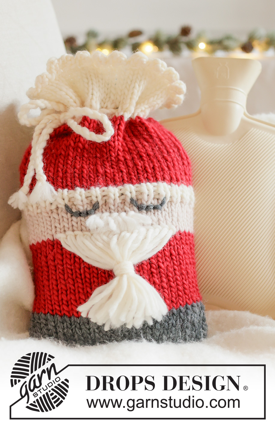 Snuggle Claus / DROPS Extra 0-1668 - Stickat nisseöverdrag till värmeflaska i DROPS Snow. Arbetet stickas nerifrån och upp. Tema: Jul.