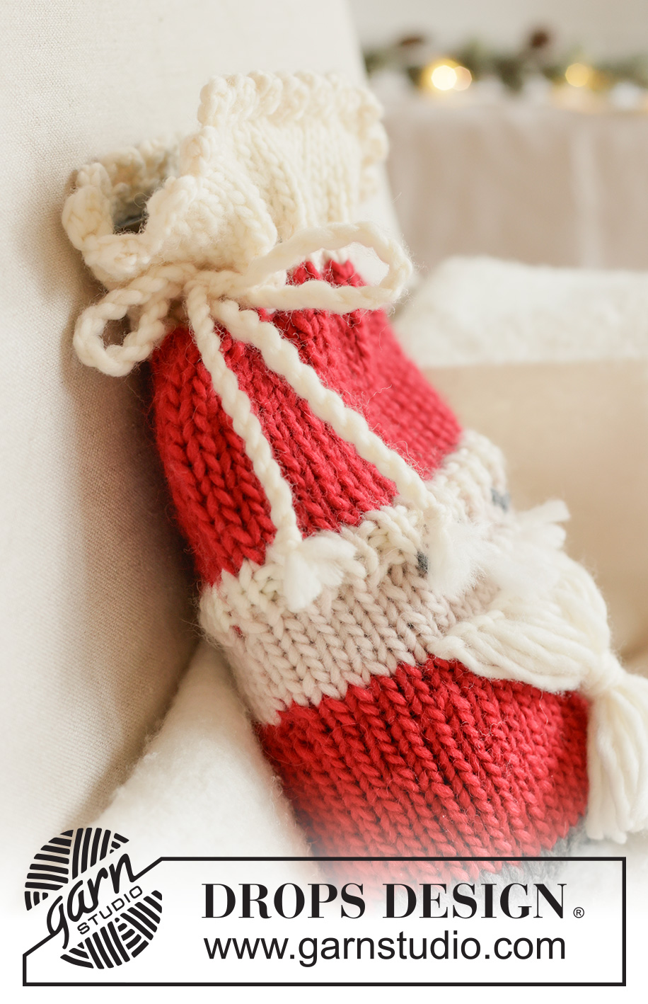 Snuggle Claus / DROPS Extra 0-1668 - Stickat nisseöverdrag till värmeflaska i DROPS Snow. Arbetet stickas nerifrån och upp. Tema: Jul.