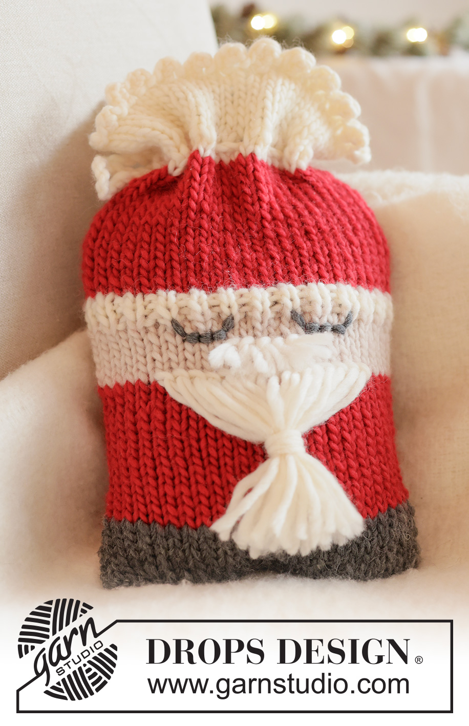 Snuggle Claus / DROPS Extra 0-1668 - Stickat nisseöverdrag till värmeflaska i DROPS Snow. Arbetet stickas nerifrån och upp. Tema: Jul.