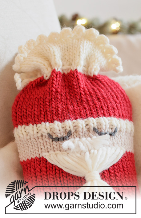 Snuggle Claus / DROPS Extra 0-1668 - Stickat nisseöverdrag till värmeflaska i DROPS Snow. Arbetet stickas nerifrån och upp. Tema: Jul.