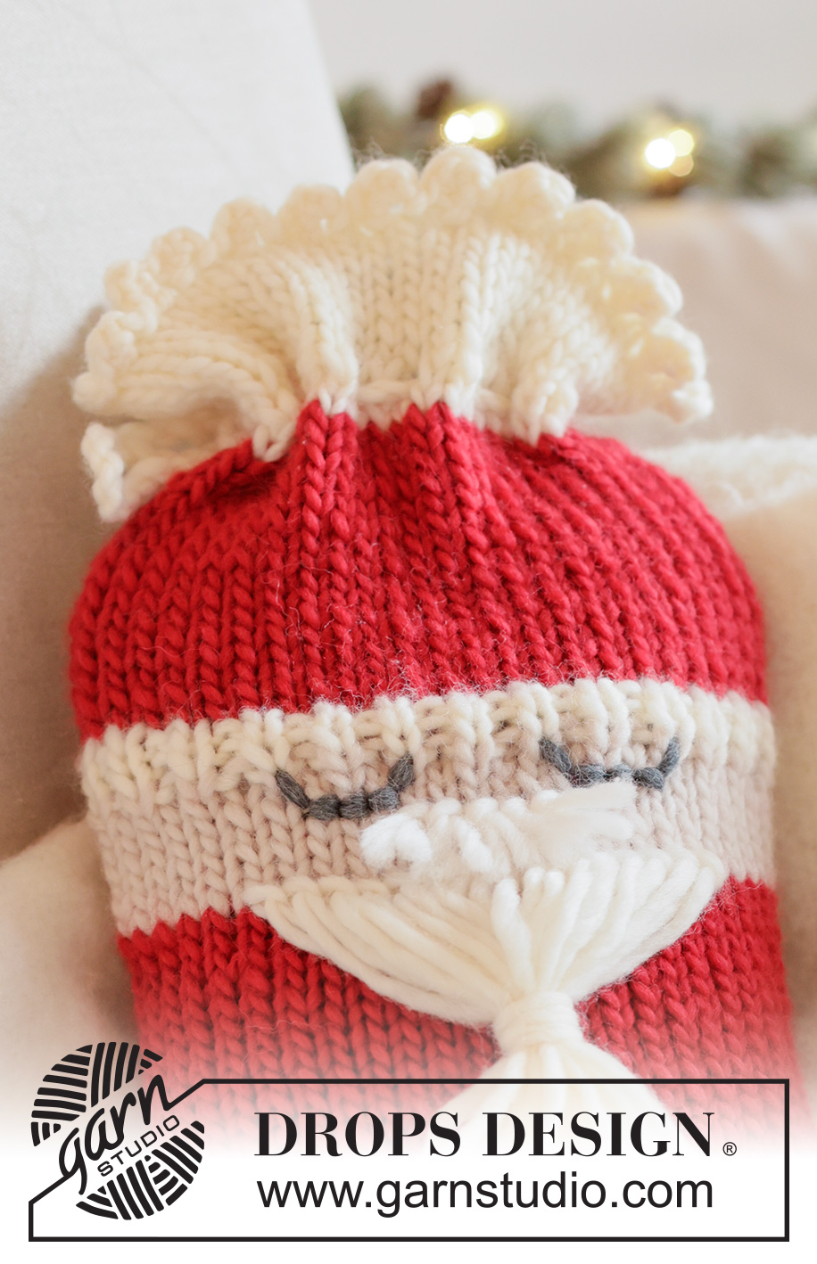 Snuggle Claus / DROPS Extra 0-1668 - Stickat nisseöverdrag till värmeflaska i DROPS Snow. Arbetet stickas nerifrån och upp. Tema: Jul.