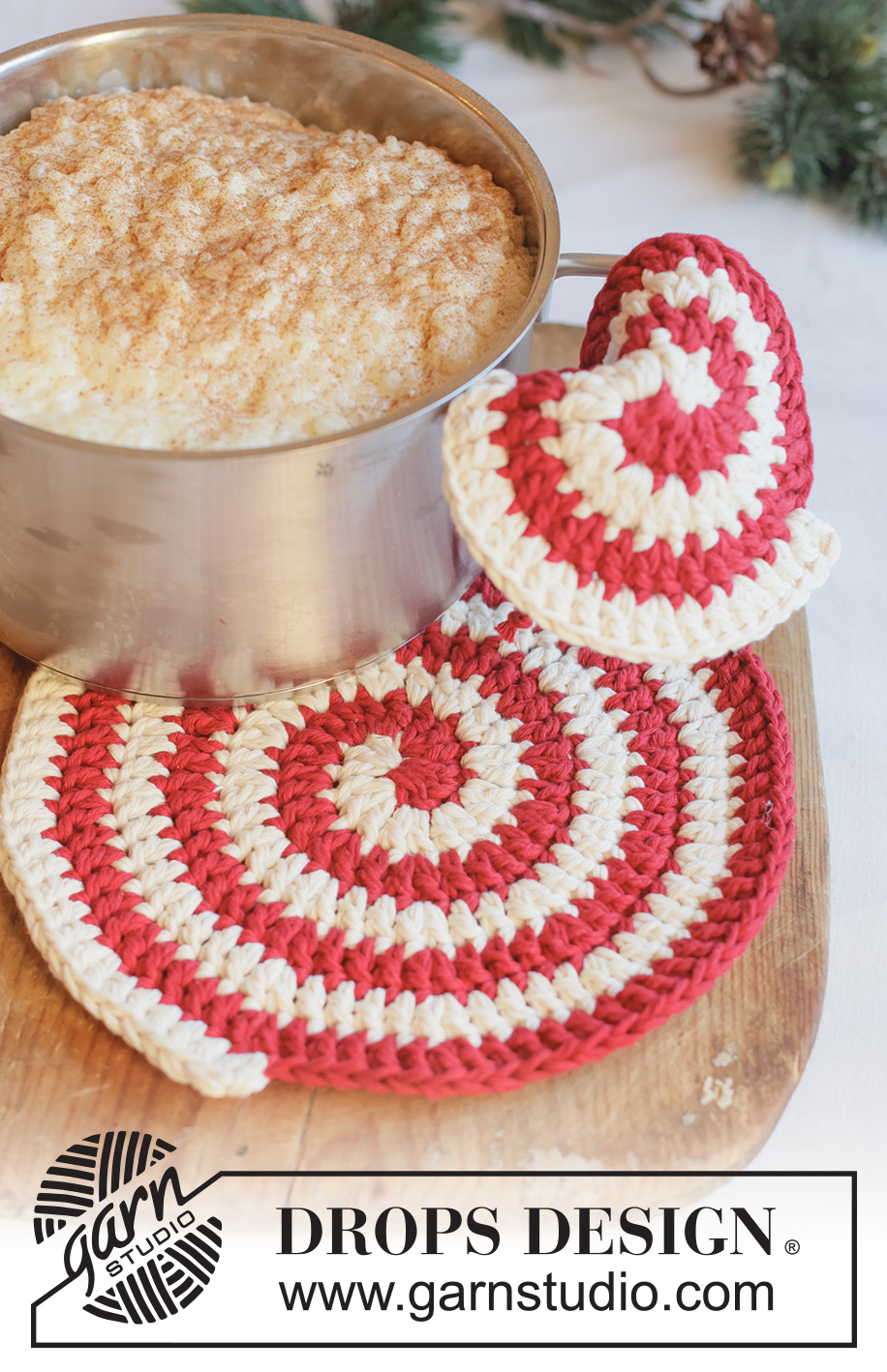 Holiday Swirls / DROPS Extra 0-1670 - Crocheted trivet and pot holder in 2 strands DROPS Paris. Piece is worked in a spiral with 2 colours. Theme: Christmas.