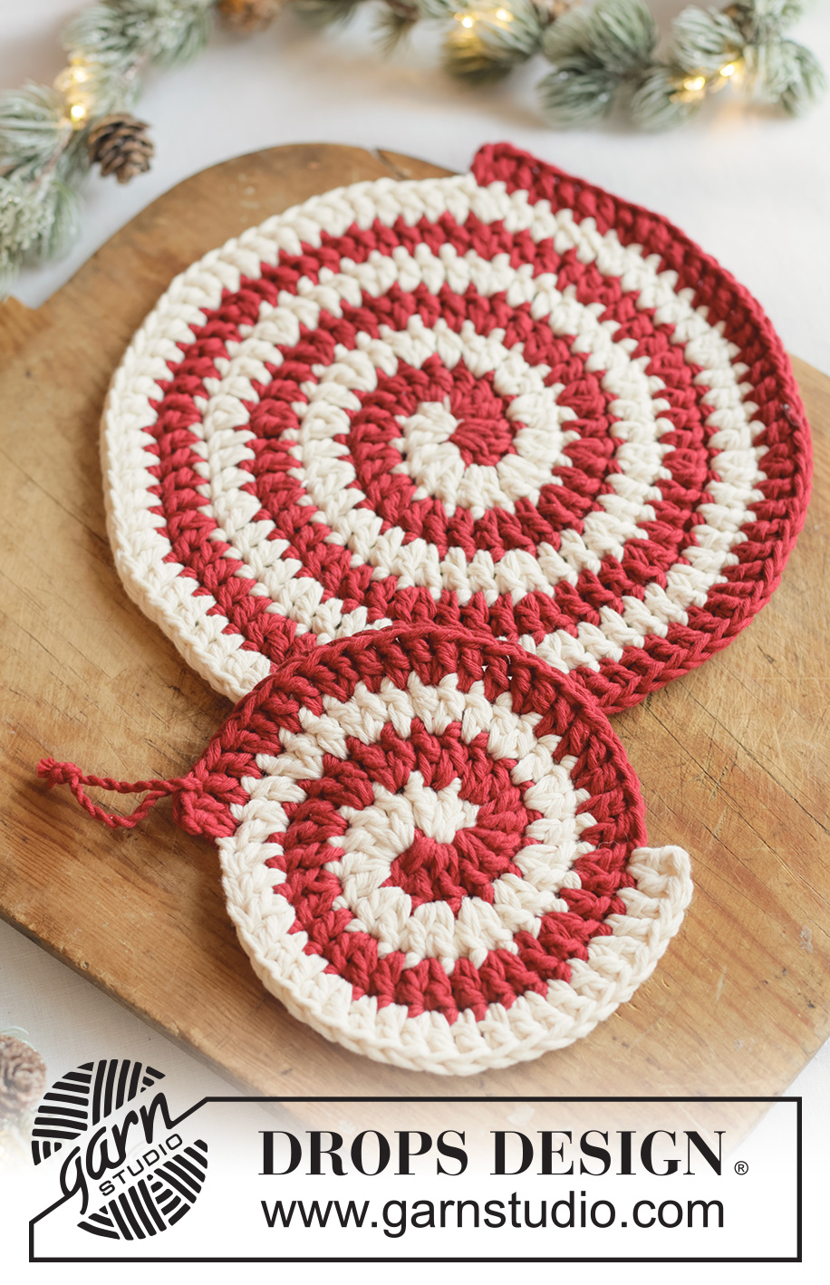 Holiday Swirls / DROPS Extra 0-1670 - Crocheted trivet and pot holder in 2 strands DROPS Paris. Piece is worked in a spiral with 2 colours. Theme: Christmas.