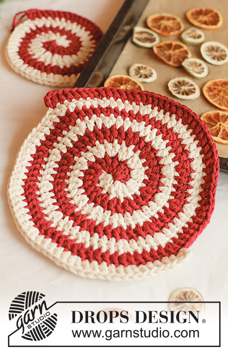 Holiday Swirls / DROPS Extra 0-1670 - Crocheted trivet and pot holder in 2 strands DROPS Paris. Piece is worked in a spiral with 2 colours. Theme: Christmas.