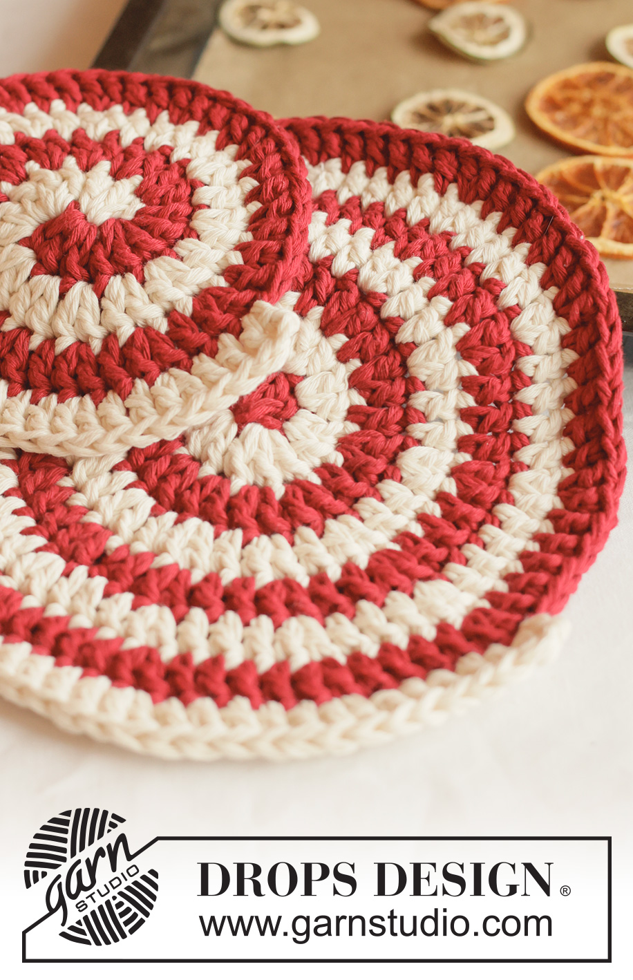 Holiday Swirls / DROPS Extra 0-1670 - Crocheted trivet and pot holder in 2 strands DROPS Paris. Piece is worked in a spiral with 2 colours. Theme: Christmas.