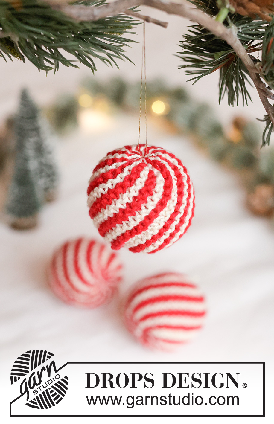 Merry Mints / DROPS Extra 0-1671 - Bombka na drutach z włóczki DROPS Cotton Merino. Przerabiana w tę i z powrotem ściegiem francuskim i w paski/ w spiralę. Temat: Boże Narodzenie.