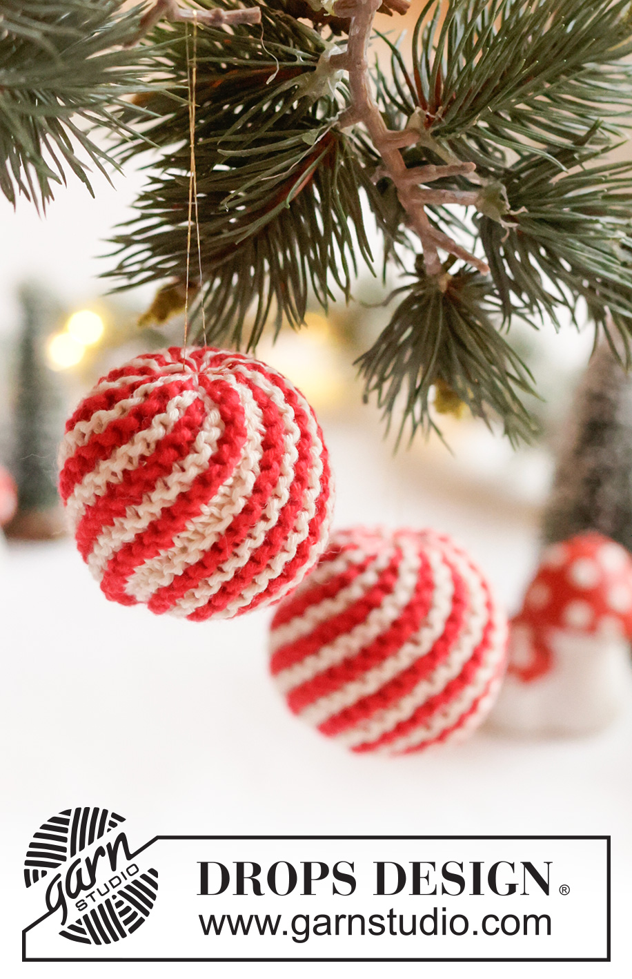 Merry Mints / DROPS Extra 0-1671 - Bombka na drutach z włóczki DROPS Cotton Merino. Przerabiana w tę i z powrotem ściegiem francuskim i w paski/ w spiralę. Temat: Boże Narodzenie.