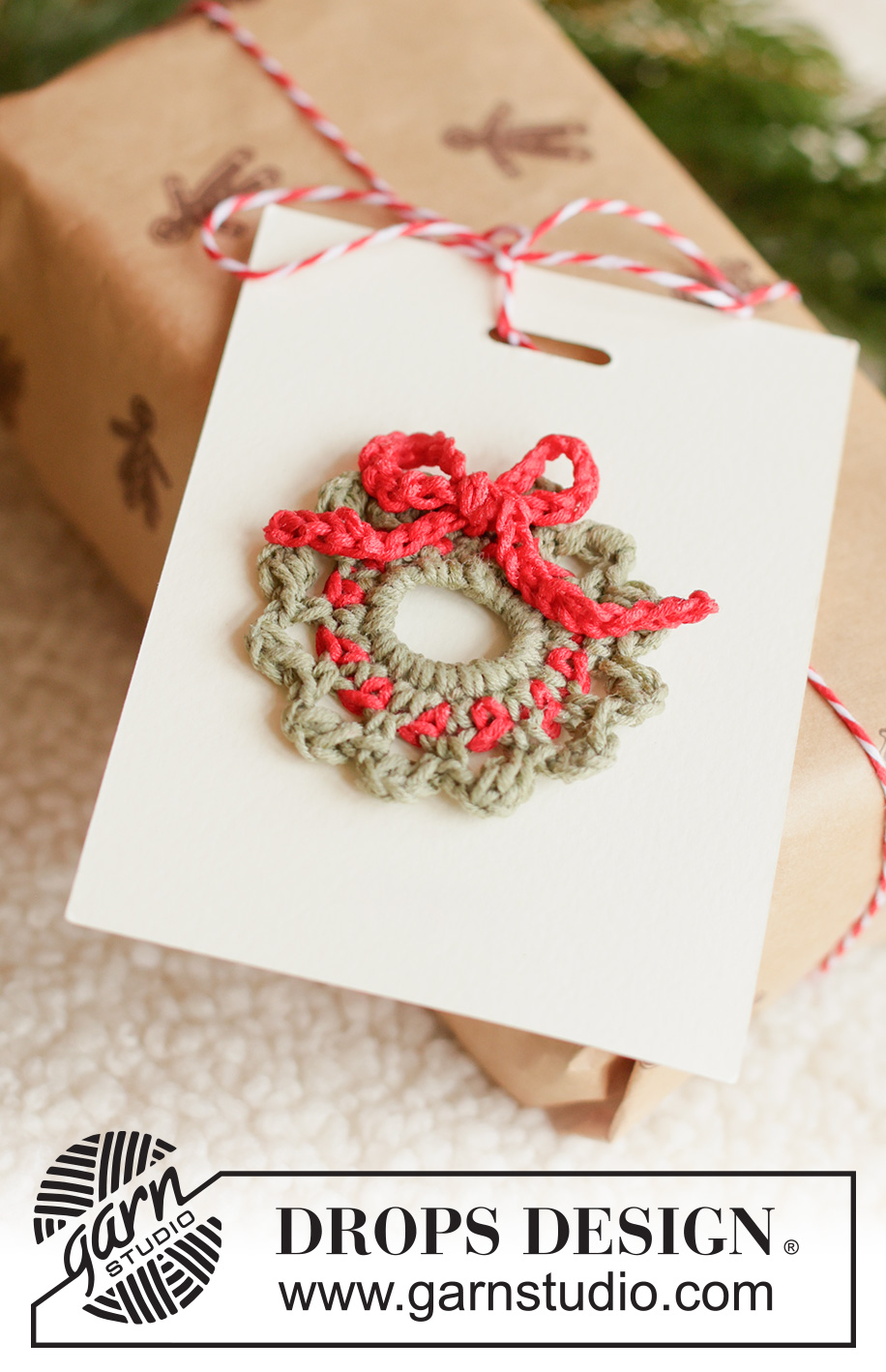 Mini Christmas Wreath / DROPS Extra 0-1673 - Ozdoba świąteczna / Wieniec na szydełku, z włóczki DROPS Safran. Temat: Boże Narodzenie.