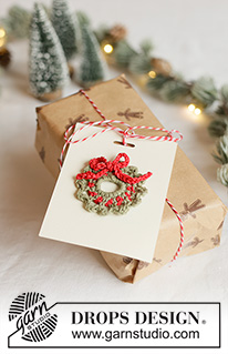 Mini Christmas Wreath / DROPS Extra 0-1673 - Ozdoba świąteczna / Wieniec na szydełku, z włóczki DROPS Safran. Temat: Boże Narodzenie.