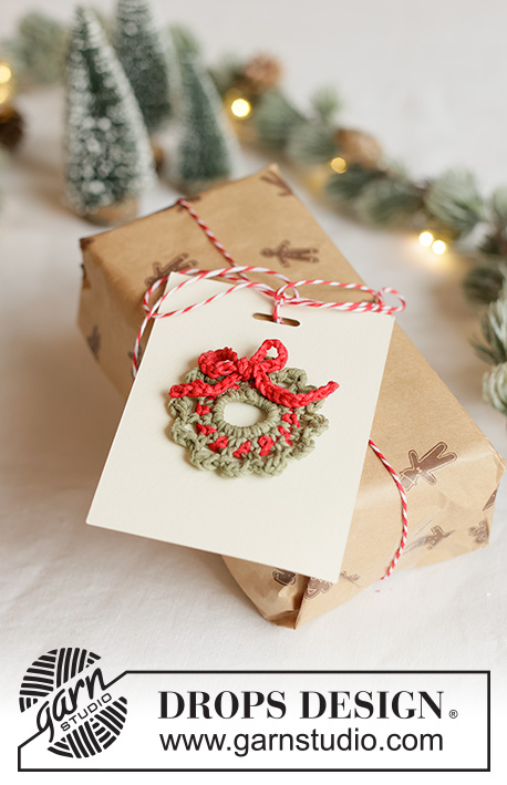 Mini Christmas Wreath / DROPS Extra 0-1673 - Ozdoba świąteczna / Wieniec na szydełku, z włóczki DROPS Safran. Temat: Boże Narodzenie.