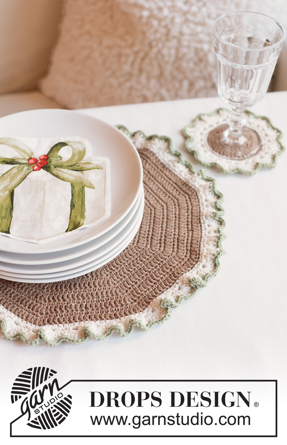 Christmas Frills Set / DROPS Extra 0-1674 - Crocheted coaster and place-mat in DROPS Belle. The piece is worked in the round from the middle outwards. Theme: Christmas.