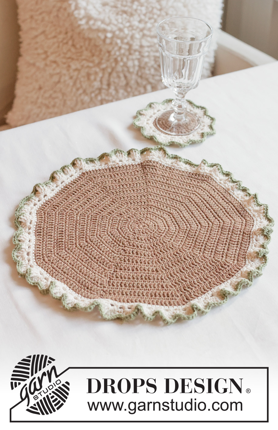 Christmas Frills Set / DROPS Extra 0-1674 - Crocheted coaster and place-mat in DROPS Belle. The piece is worked in the round from the middle outwards. Theme: Christmas.