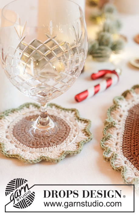 Christmas Frills Set / DROPS Extra 0-1674 - Crocheted coaster and place-mat in DROPS Belle. The piece is worked in the round from the middle outwards. Theme: Christmas.