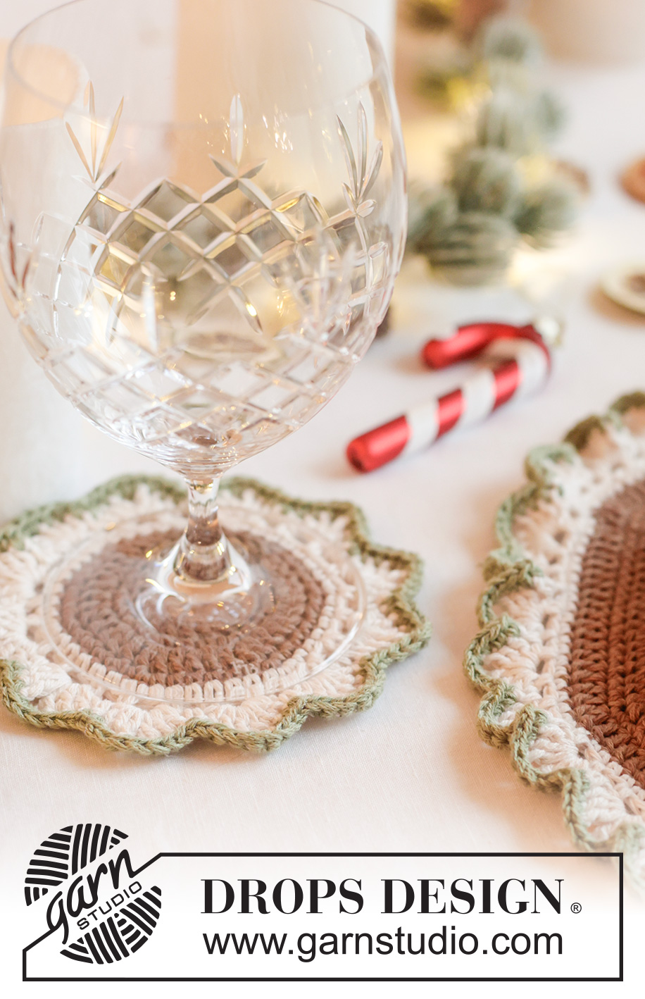 Christmas Frills Set / DROPS Extra 0-1674 - Crocheted coaster and place-mat in DROPS Belle. The piece is worked in the round from the middle outwards. Theme: Christmas.