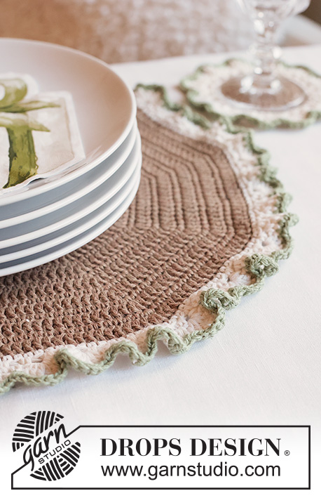 Christmas Frills Set / DROPS Extra 0-1674 - Crocheted coaster and place-mat in DROPS Belle. The piece is worked in the round from the middle outwards. Theme: Christmas.
