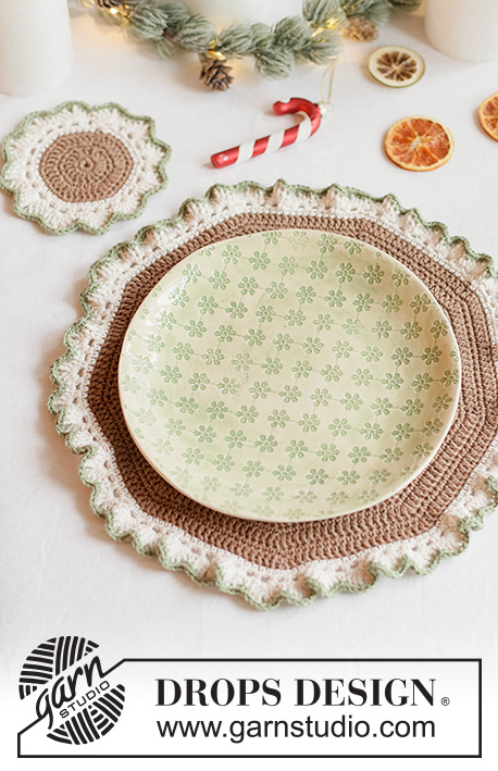 Christmas Frills Set / DROPS Extra 0-1674 - Crocheted coaster and place-mat in DROPS Belle. The piece is worked in the round from the middle outwards. Theme: Christmas.