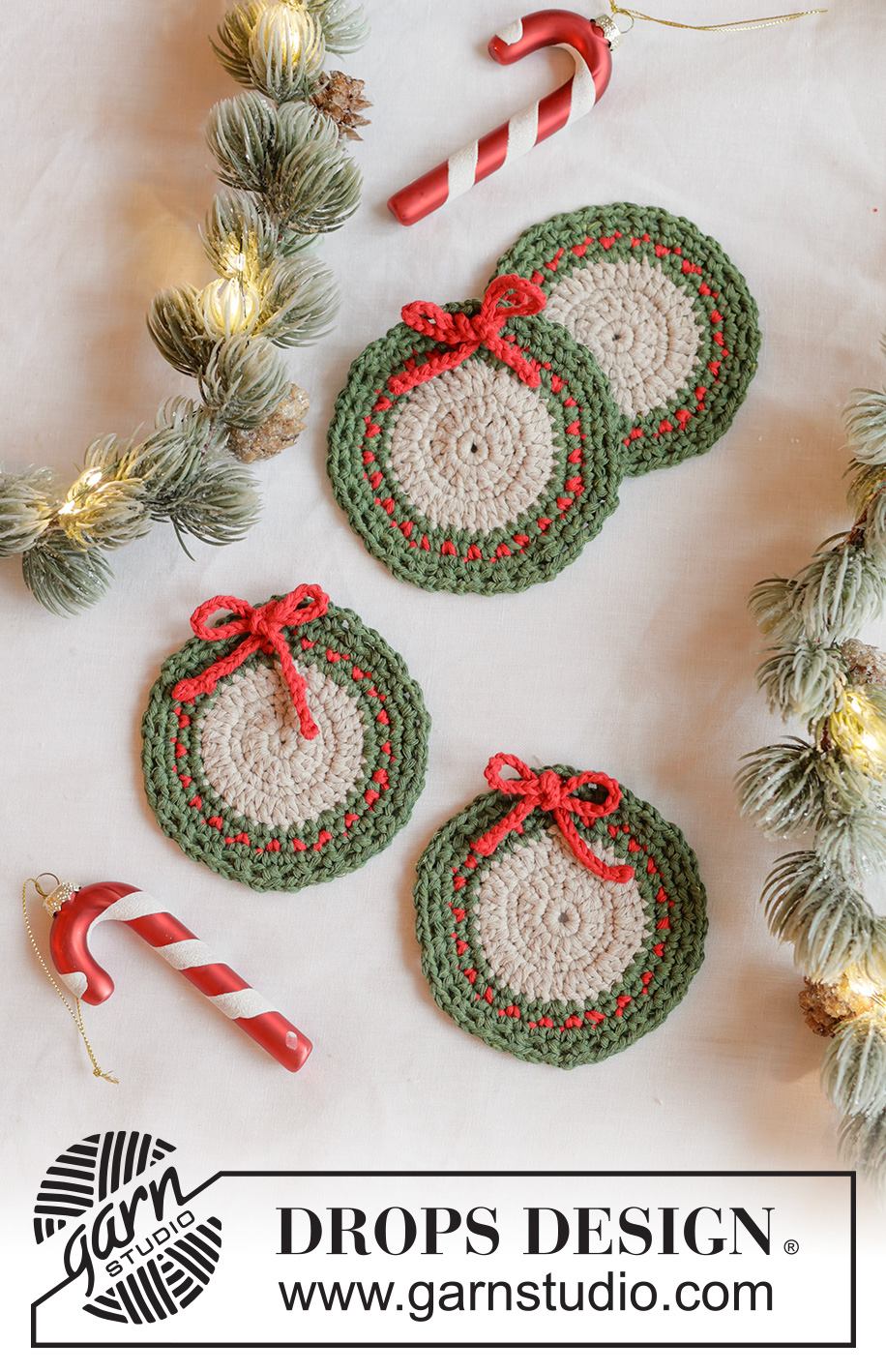 Holiday Wreath Coasters / DROPS Extra 0-1677 - Malé prostírání/podkafíčko ve tvaru věnce háčkované v kruhových řadách z příze DROPS Cotton Light. Téma: Vánoce.