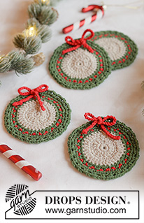 Holiday Wreath Coasters / DROPS Extra 0-1677 - Malé prostírání/podkafíčko ve tvaru věnce háčkované v kruhových řadách z příze DROPS Cotton Light. Téma: Vánoce.