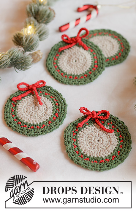 Holiday Wreath Coasters / DROPS Extra 0-1677 - Malé prostírání/podkafíčko ve tvaru věnce háčkované v kruhových řadách z příze DROPS Cotton Light. Téma: Vánoce.