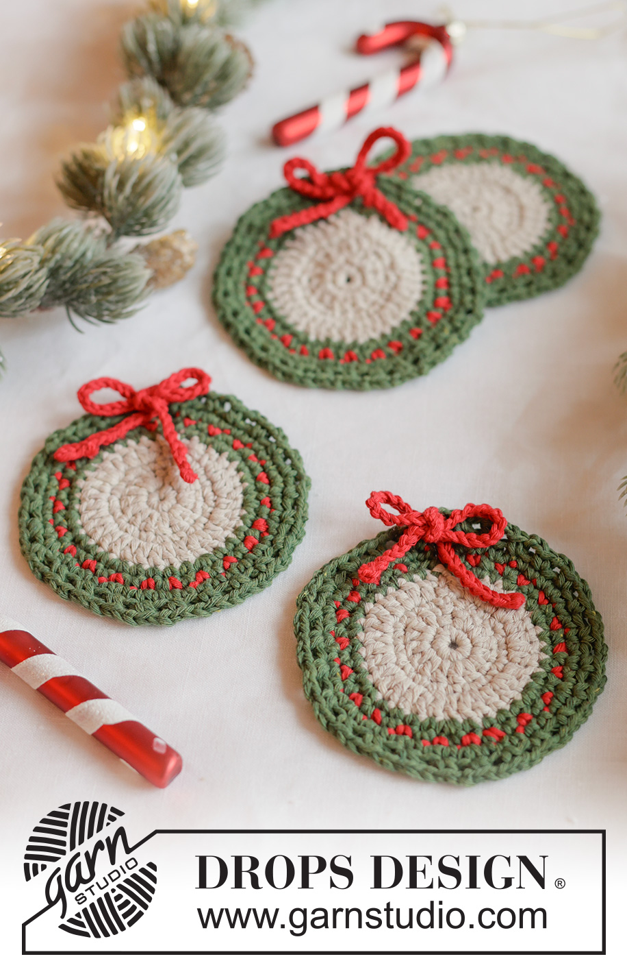 Holiday Wreath Coasters / DROPS Extra 0-1677 - Malé prostírání/podkafíčko ve tvaru věnce háčkované v kruhových řadách z příze DROPS Cotton Light. Téma: Vánoce.