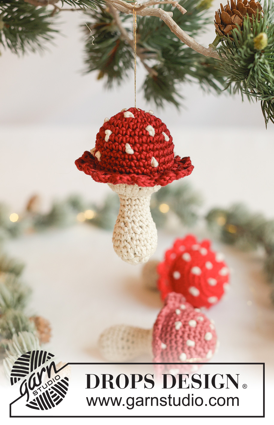 Merry Mushrooms / DROPS Extra 0-1678 - Ozdoba świąteczna / Grzybek na szydełku, z włóczki DROPS Muskat. Temat: Boże Narodzenie.