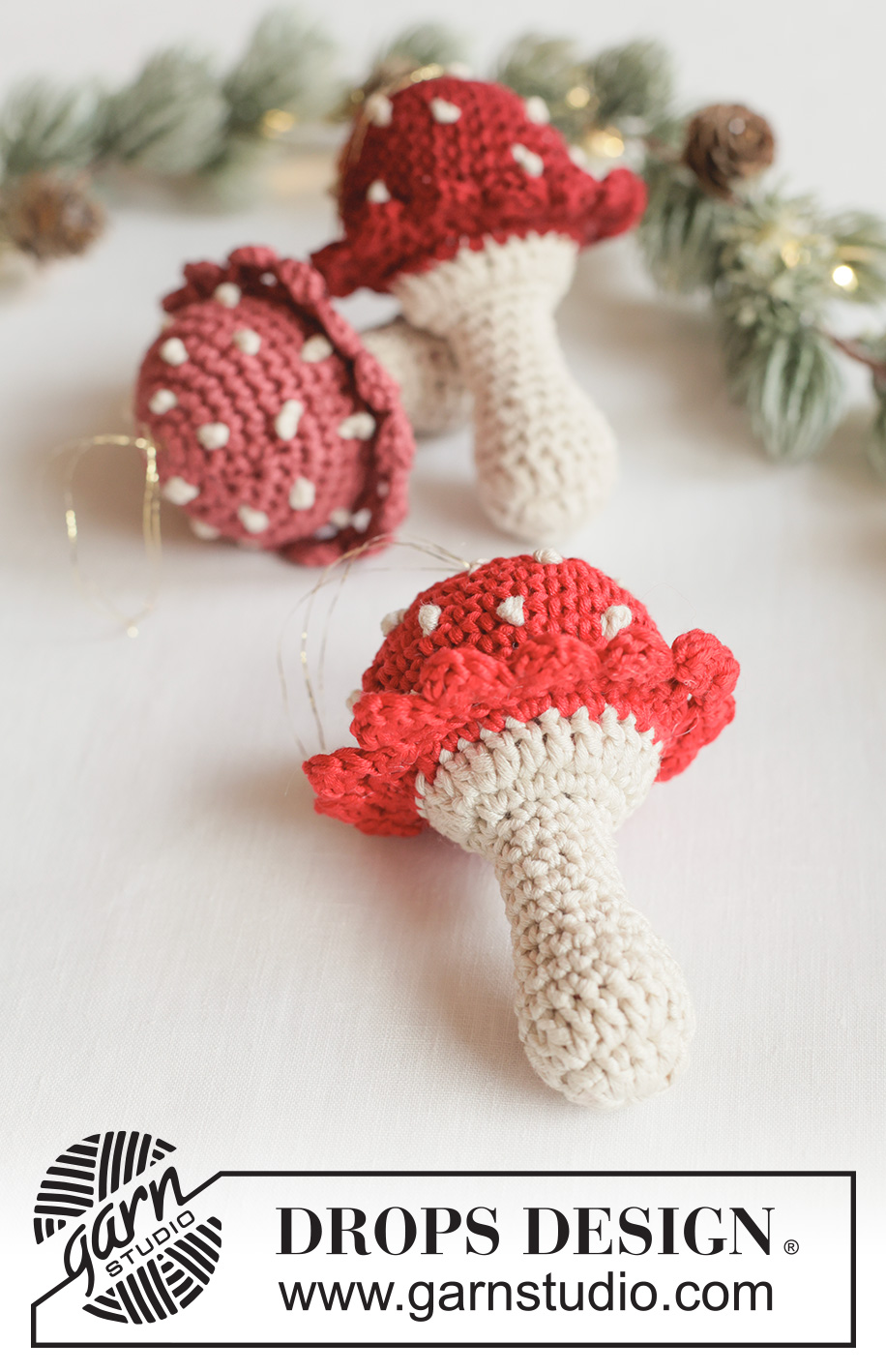 Merry Mushrooms / DROPS Extra 0-1678 - Ozdoba świąteczna / Grzybek na szydełku, z włóczki DROPS Muskat. Temat: Boże Narodzenie.