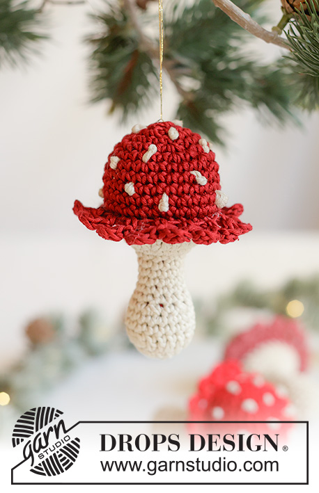 Merry Mushrooms / DROPS Extra 0-1678 - Ozdoba świąteczna / Grzybek na szydełku, z włóczki DROPS Muskat. Temat: Boże Narodzenie.