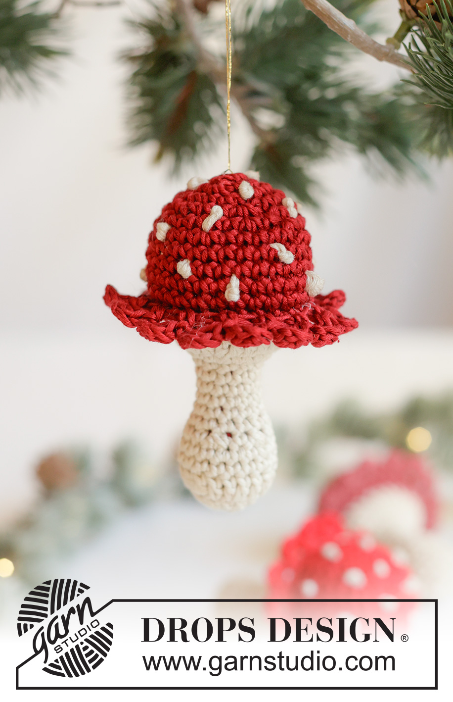 Merry Mushrooms / DROPS Extra 0-1678 - Ozdoba świąteczna / Grzybek na szydełku, z włóczki DROPS Muskat. Temat: Boże Narodzenie.