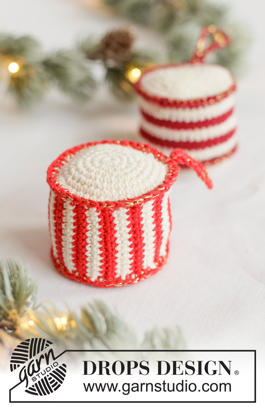 Festive Drums / DROPS Extra 0-1679 - Heklaðar trommur / jólaskraut úr DROPS Safran og DROPS Glitter. Stykkið er heklað í stykkjum með röndum. Þema: Jól.