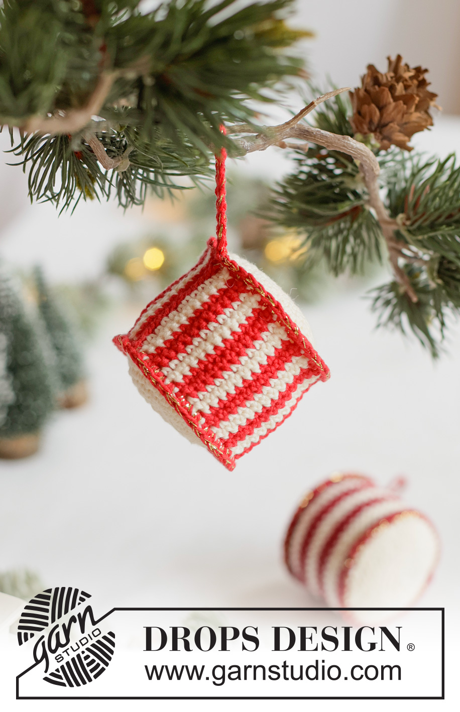 Festive Drums / DROPS Extra 0-1679 - Heklaðar trommur / jólaskraut úr DROPS Safran og DROPS Glitter. Stykkið er heklað í stykkjum með röndum. Þema: Jól.