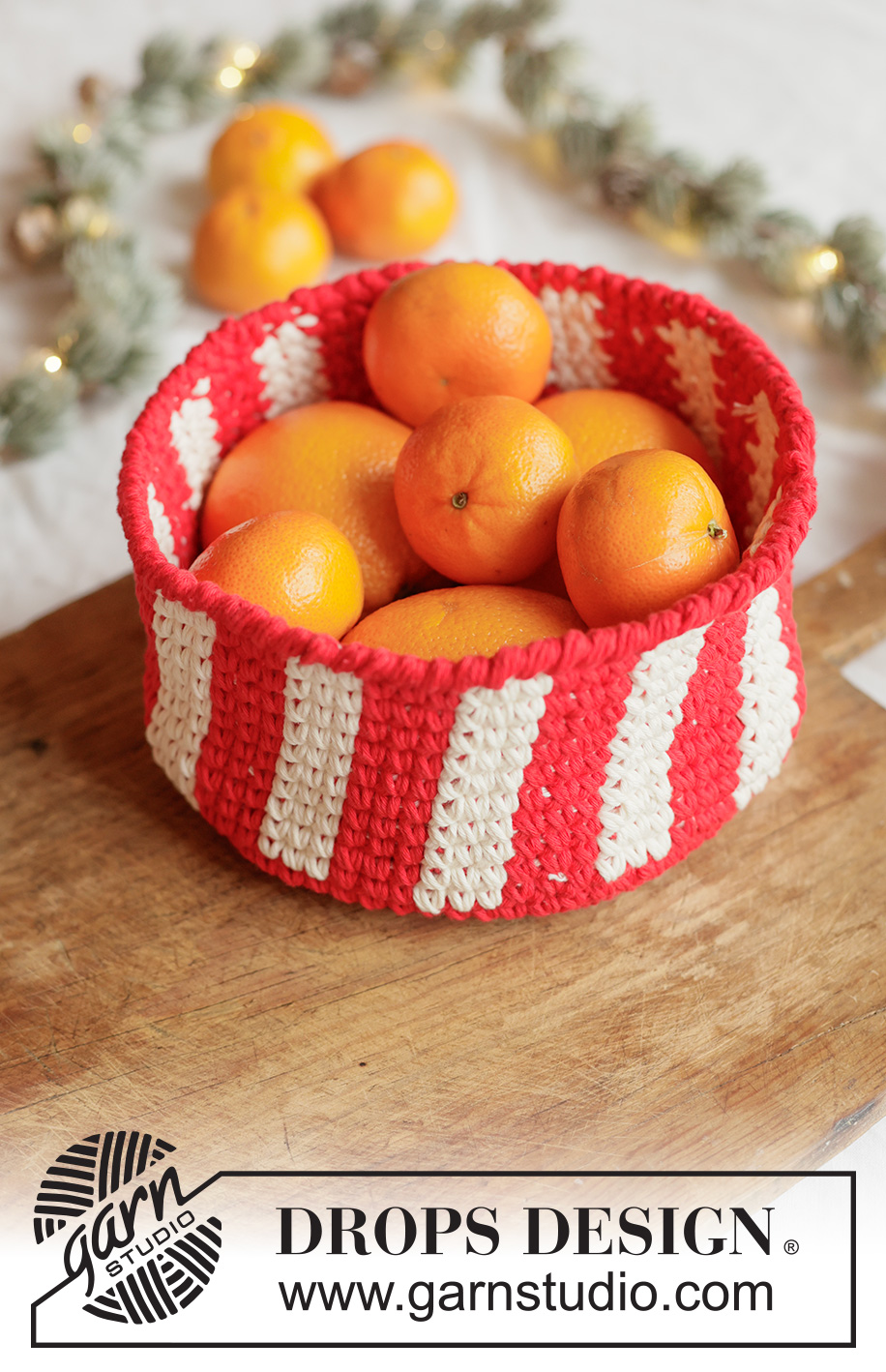 Holiday Stripes Baskets / DROPS Extra 0-1680 - Horgolt mintás / csíkos kosarak, 2 szál DROPS Paris fonalból. Téma: Karácsony
