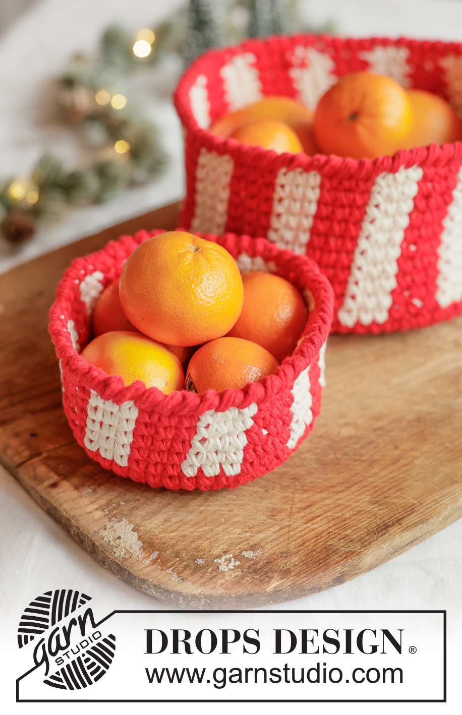 Holiday Stripes Baskets / DROPS Extra 0-1680 - Horgolt mintás / csíkos kosarak, 2 szál DROPS Paris fonalból. Téma: Karácsony