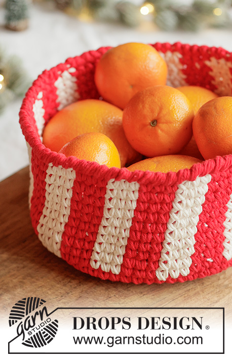 Holiday Stripes Baskets / DROPS Extra 0-1680 - Horgolt mintás / csíkos kosarak, 2 szál DROPS Paris fonalból. Téma: Karácsony