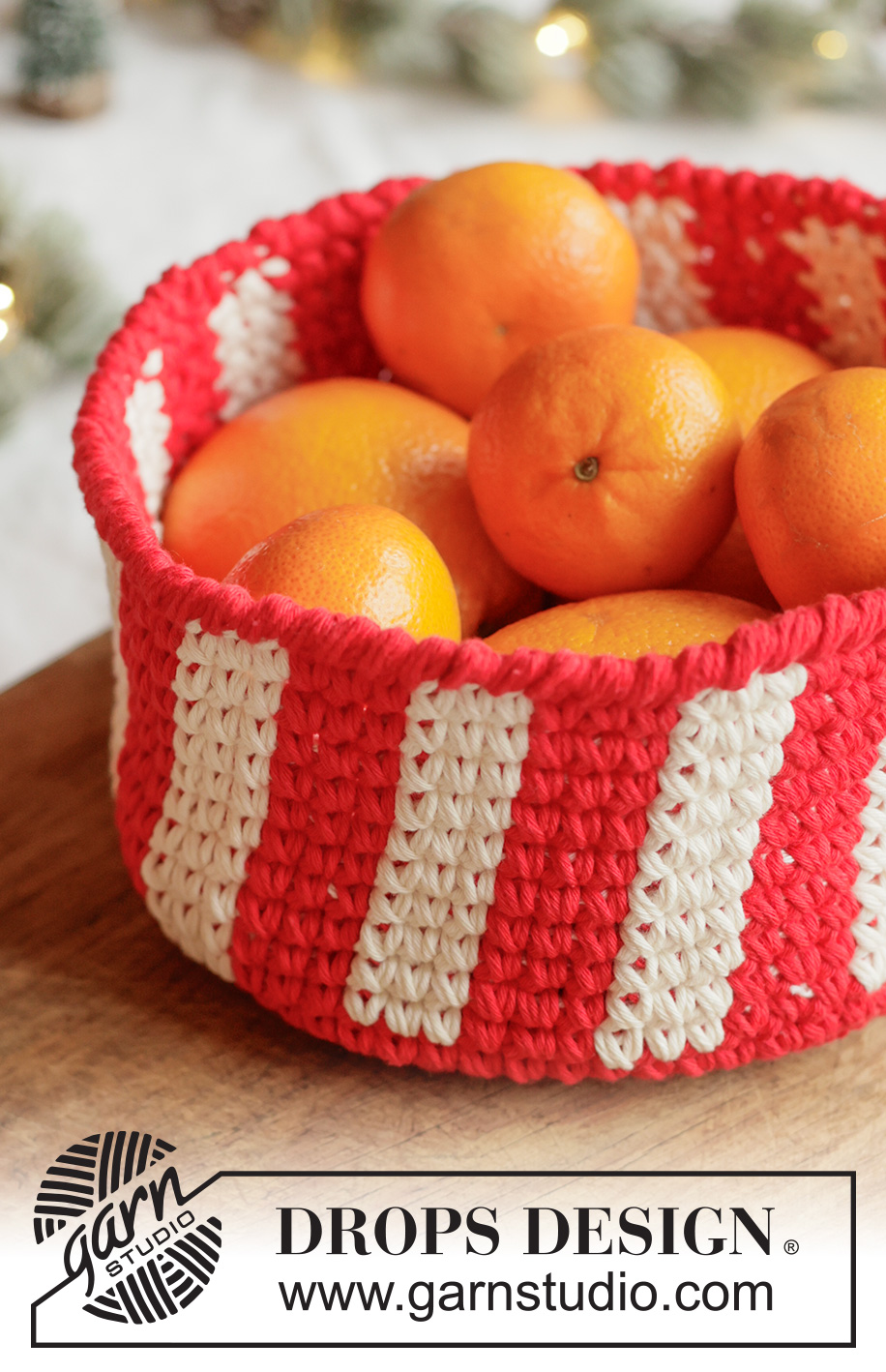 Holiday Stripes Baskets / DROPS Extra 0-1680 - Horgolt mintás / csíkos kosarak, 2 szál DROPS Paris fonalból. Téma: Karácsony