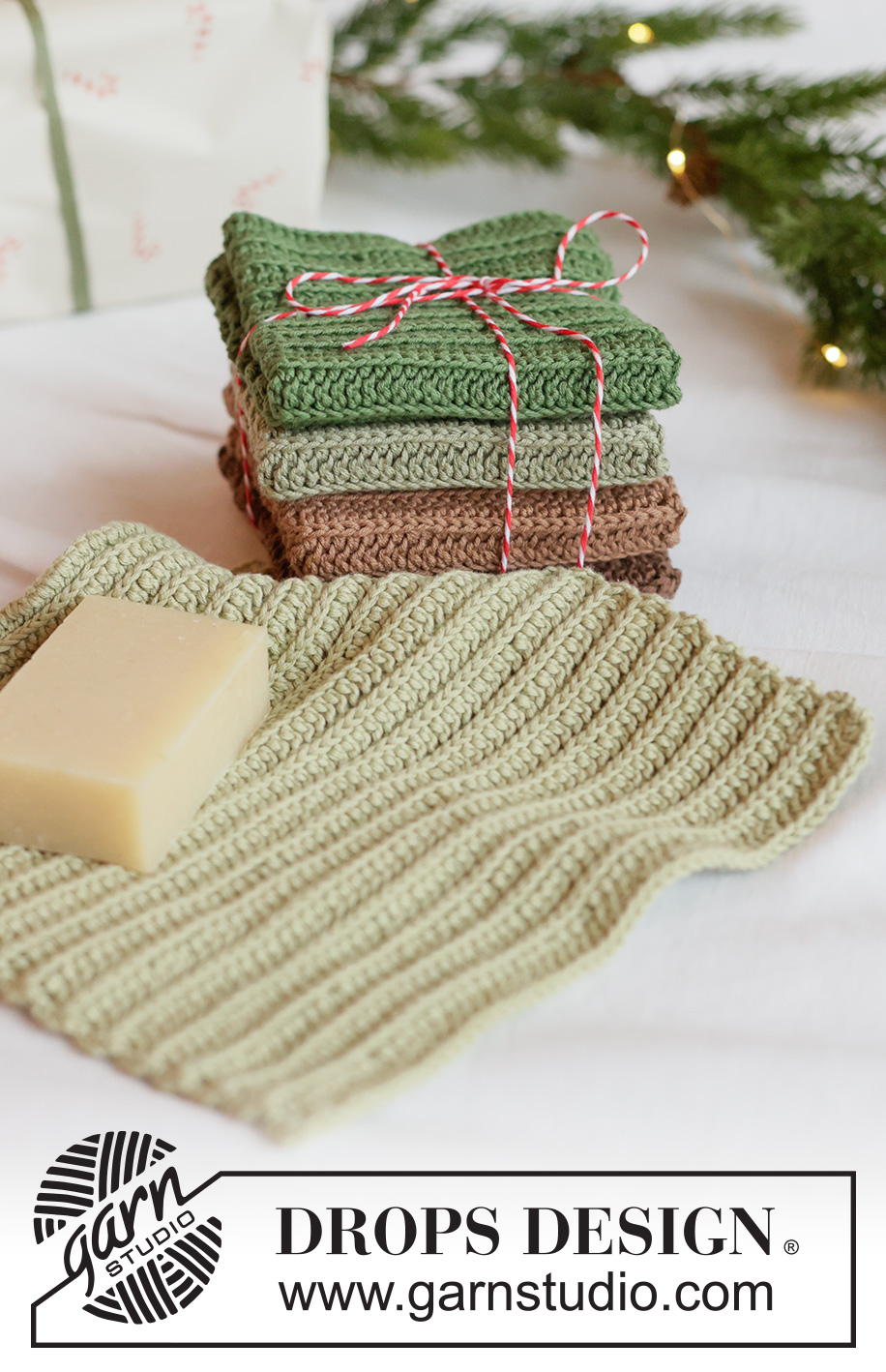 Winter Forest Washcloths / DROPS Extra 0-1682 - Asciughini lavorati all’uncinetto in DROPS Safran. Lavorati in piano con linee orizzontali con mezze maglie alte. Tema: Natale.