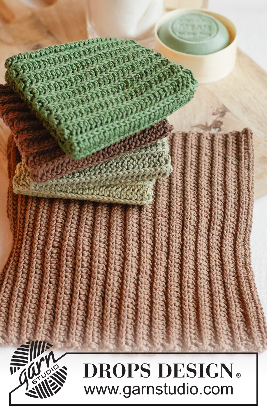 Winter Forest Washcloths / DROPS Extra 0-1682 - Asciughini lavorati all’uncinetto in DROPS Safran. Lavorati in piano con linee orizzontali con mezze maglie alte. Tema: Natale.