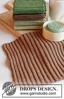 Winter Forest Washcloths / DROPS Extra 0-1682 - Asciughini lavorati all’uncinetto in DROPS Safran. Lavorati in piano con linee orizzontali con mezze maglie alte. Tema: Natale.