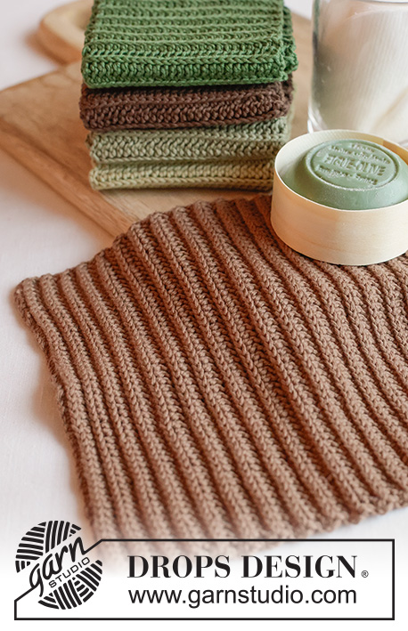 Winter Forest Washcloths / DROPS Extra 0-1682 - Asciughini lavorati all’uncinetto in DROPS Safran. Lavorati in piano con linee orizzontali con mezze maglie alte. Tema: Natale.