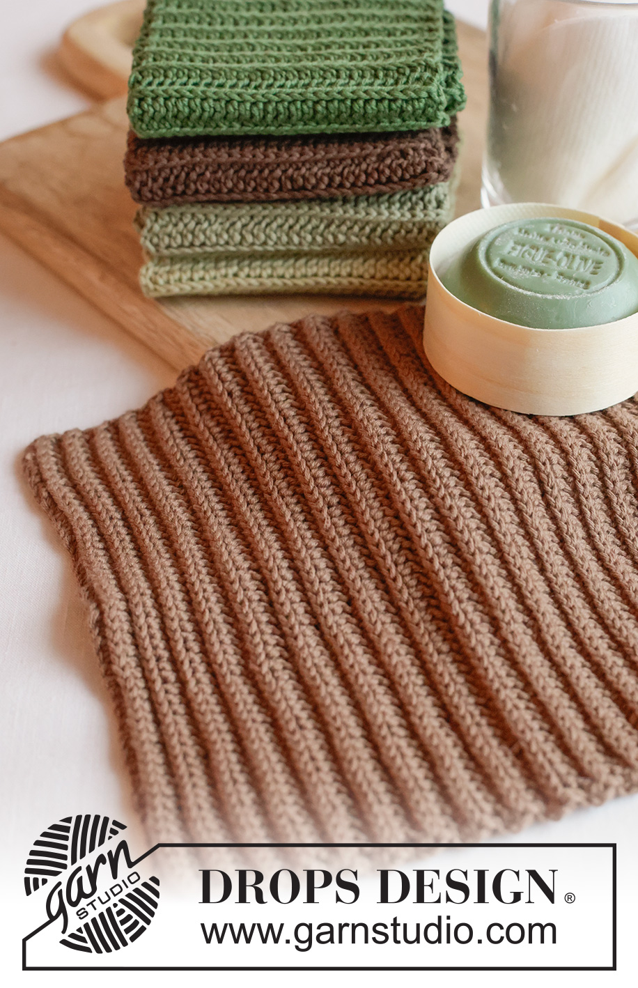 Winter Forest Washcloths / DROPS Extra 0-1682 - Asciughini lavorati all’uncinetto in DROPS Safran. Lavorati in piano con linee orizzontali con mezze maglie alte. Tema: Natale.