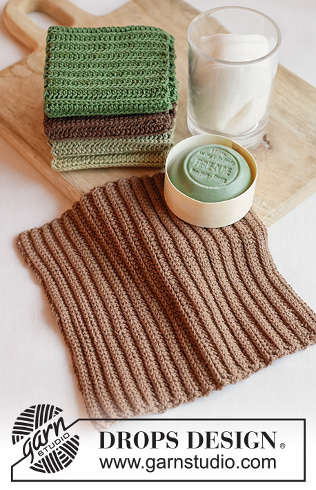 Winter Forest Washcloths / DROPS Extra 0-1682 - Asciughini lavorati all’uncinetto in DROPS Safran. Lavorati in piano con linee orizzontali con mezze maglie alte. Tema: Natale.