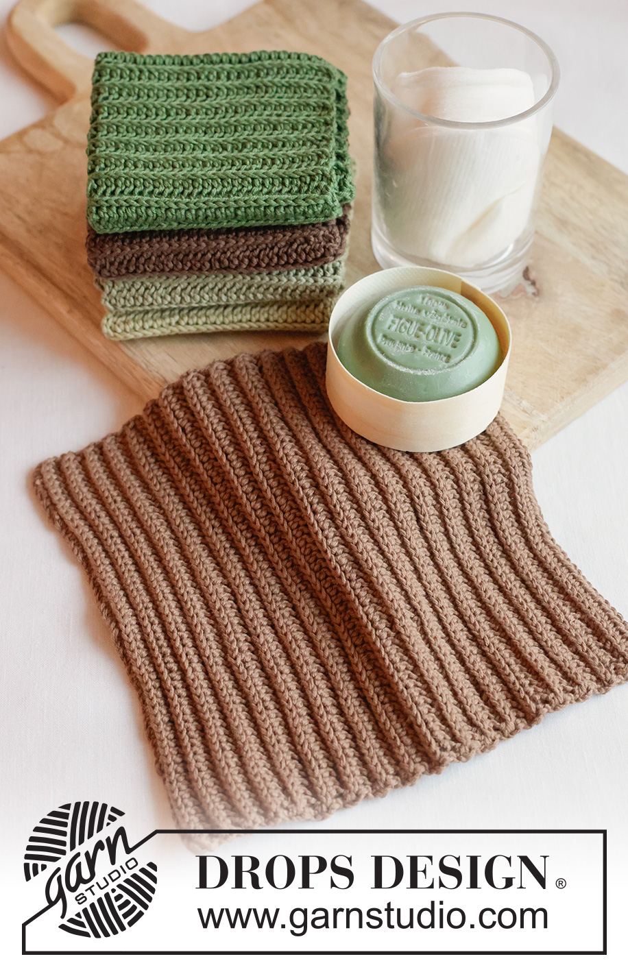 Winter Forest Washcloths / DROPS Extra 0-1682 - Asciughini lavorati all’uncinetto in DROPS Safran. Lavorati in piano con linee orizzontali con mezze maglie alte. Tema: Natale.