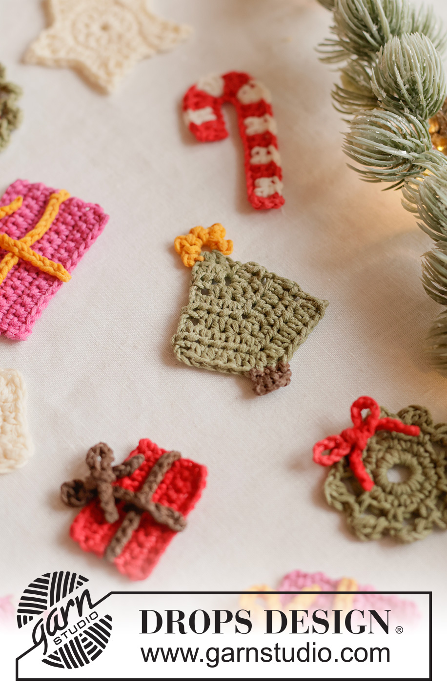Christmas Treats / DROPS Extra 0-1683 - Virkatut joulukoristeet / paketti, karkkikeppi, joulukuusi, seppele ja tähti DROPS Safran-langasta. Teema: Joulu.