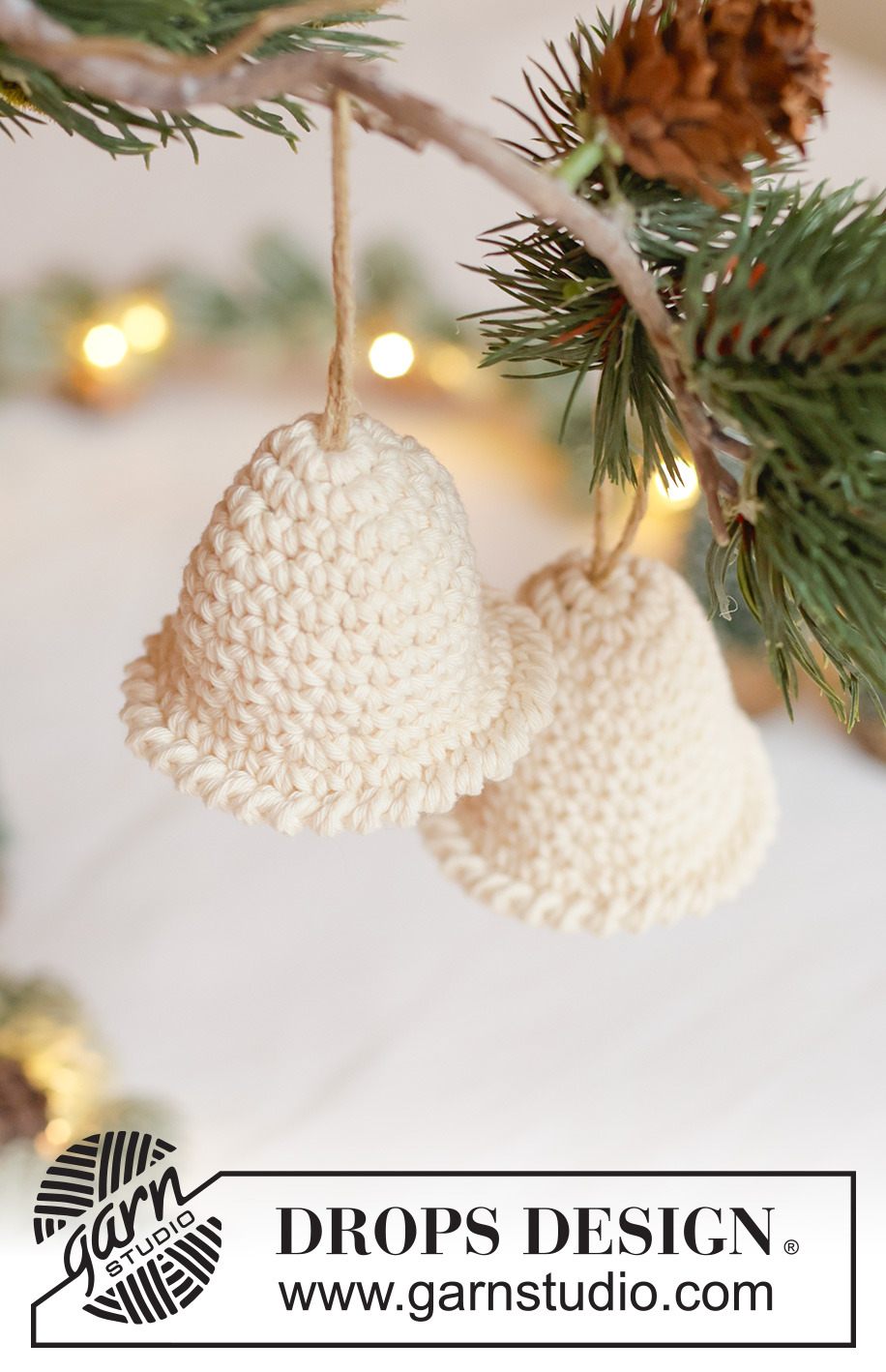 Silent Night / DROPS Extra 0-1684 - Crocheted bell/Christmas decoration in DROPS Paris. The piece is worked top down with an edge in Lobster stitch. Theme: Christmas.