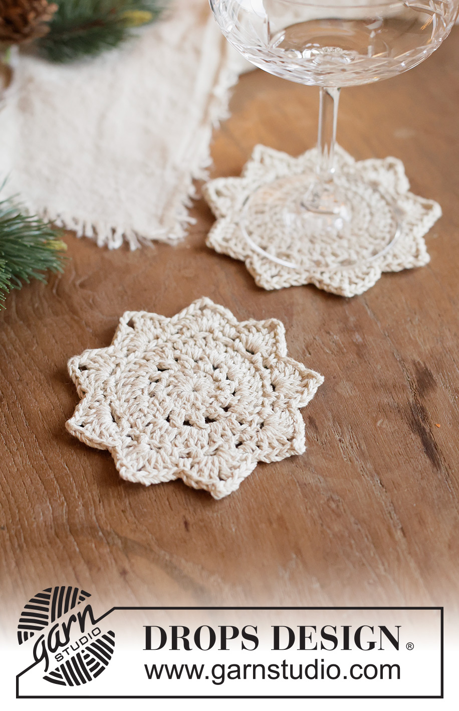 Holiday Glow Coaster / DROPS Extra 0-1685 - Horgolt csillag formájú poháralátét DROPS Bomull Lin fonalból Téma: Karácsony és Újév