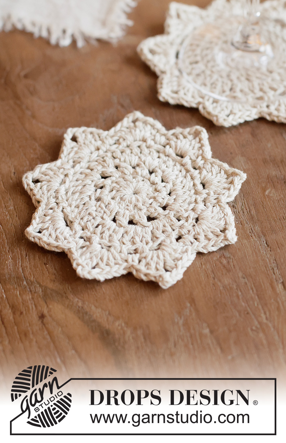 Holiday Glow Coaster / DROPS Extra 0-1685 - Horgolt csillag formájú poháralátét DROPS Bomull Lin fonalból Téma: Karácsony és Újév