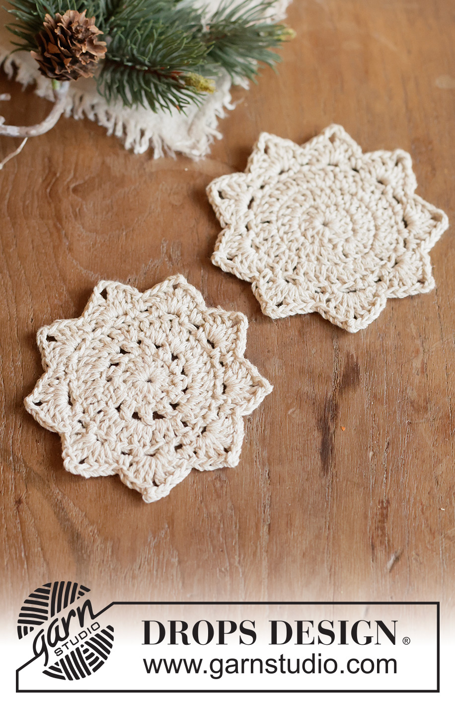 Holiday Glow Coaster / DROPS Extra 0-1685 - Horgolt csillag formájú poháralátét DROPS Bomull Lin fonalból Téma: Karácsony és Újév
