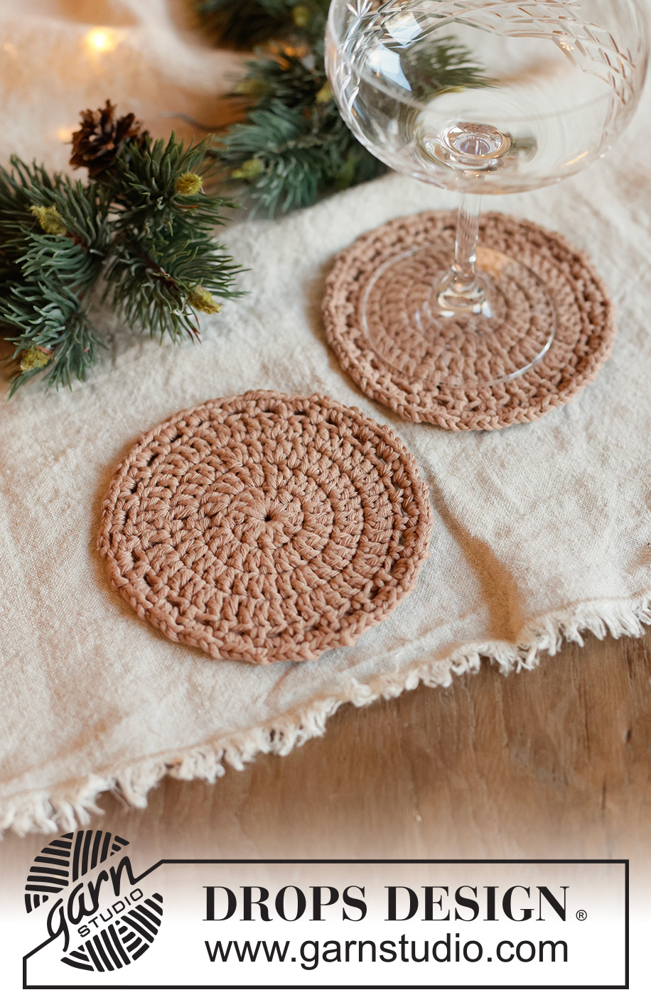 Cinnamon Whisper Coaster / DROPS Extra 0-1686 - Horgolt POHÁRALÁTÉT DROPS Paris fonalból. Téma: Karácsony és Újév