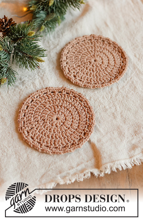 Cinnamon Whisper Coaster / DROPS Extra 0-1686 - Horgolt POHÁRALÁTÉT DROPS Paris fonalból. Téma: Karácsony és Újév